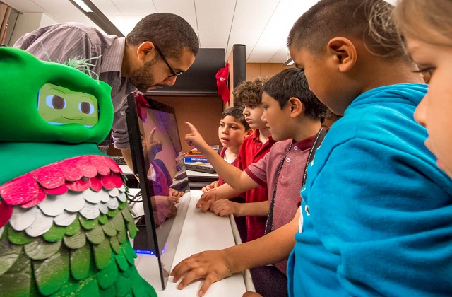Otistik Çocukların Güncel Yaşamında Robot Desteği
